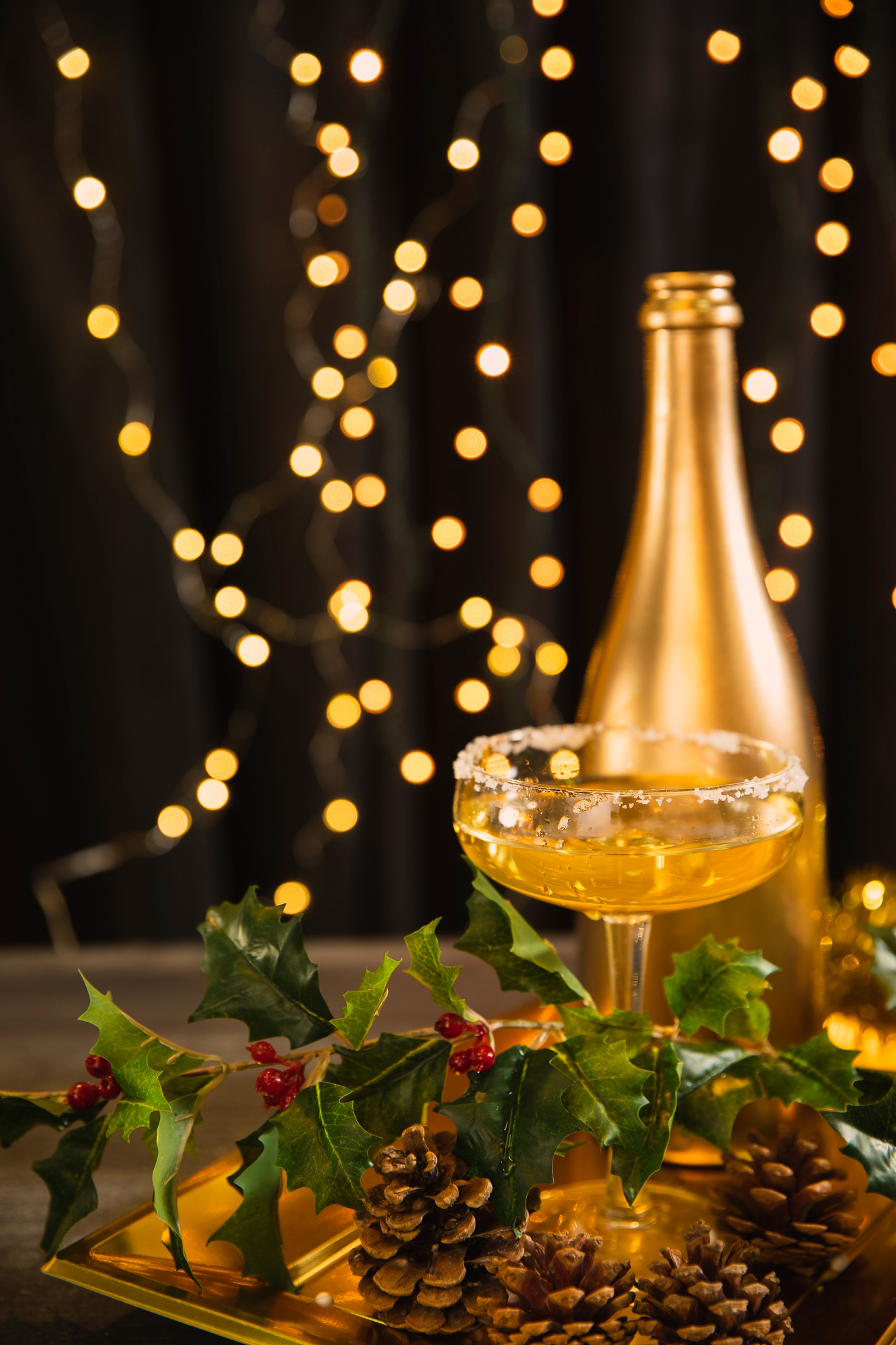 Bandeja de alto ángulo con copa con champán Bandeja de alto ángulo con copa con champán